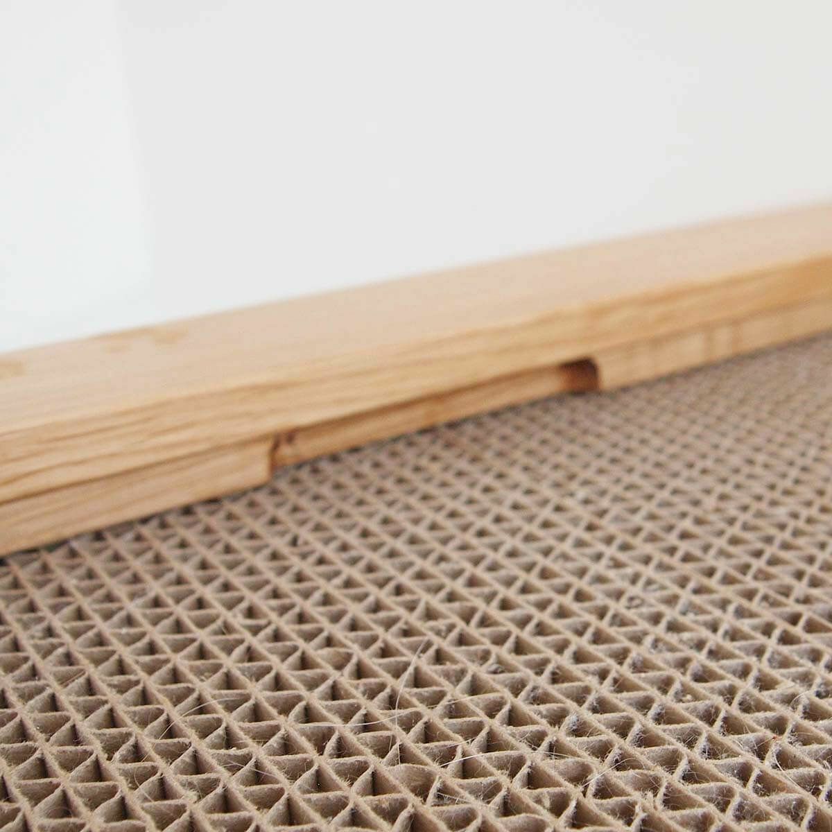 シンプルで頑丈な爪とぎがりがりボード