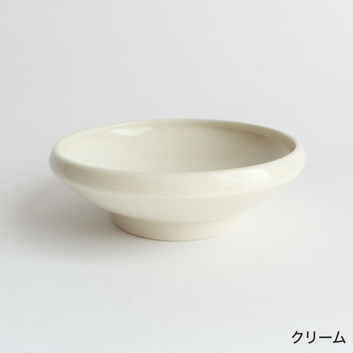 インテリアに馴染むナチュラルでシンプルなクリームカラーの猫用食器