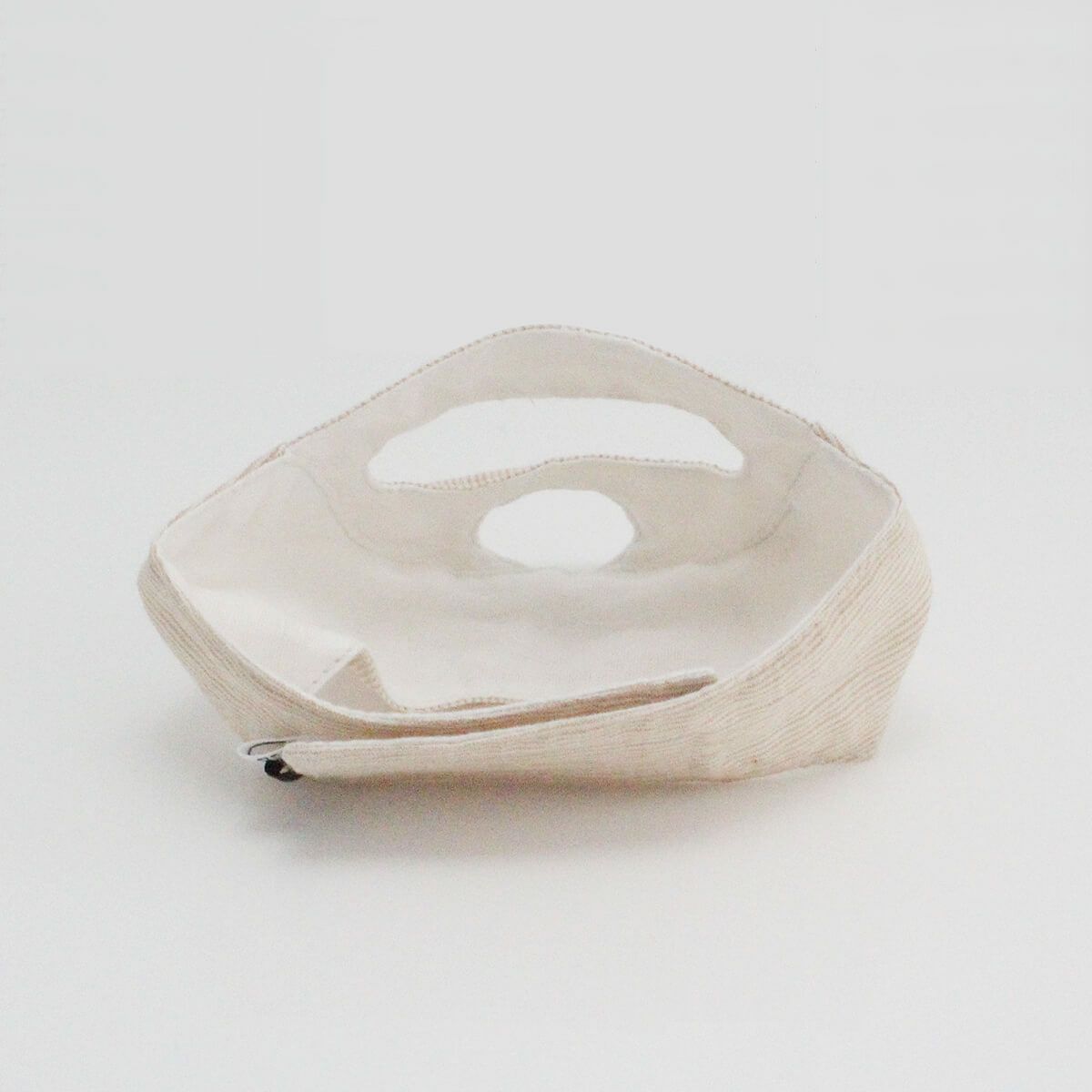 点眼時、噛まれることを予防するためのグッズ。めだしマスク