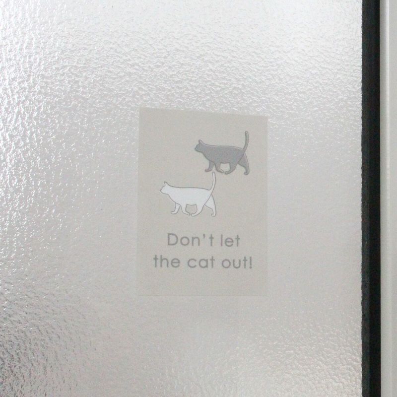 玄関に繰り返し貼ってはがせる特殊素材で便利。飛び出し防止ステッカードアネコいます