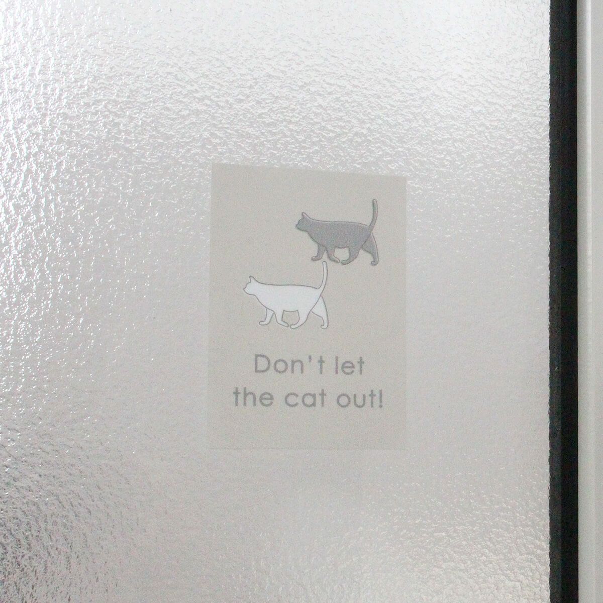 玄関に繰り返し貼ってはがせる特殊素材で便利。飛び出し防止ステッカードアネコいます