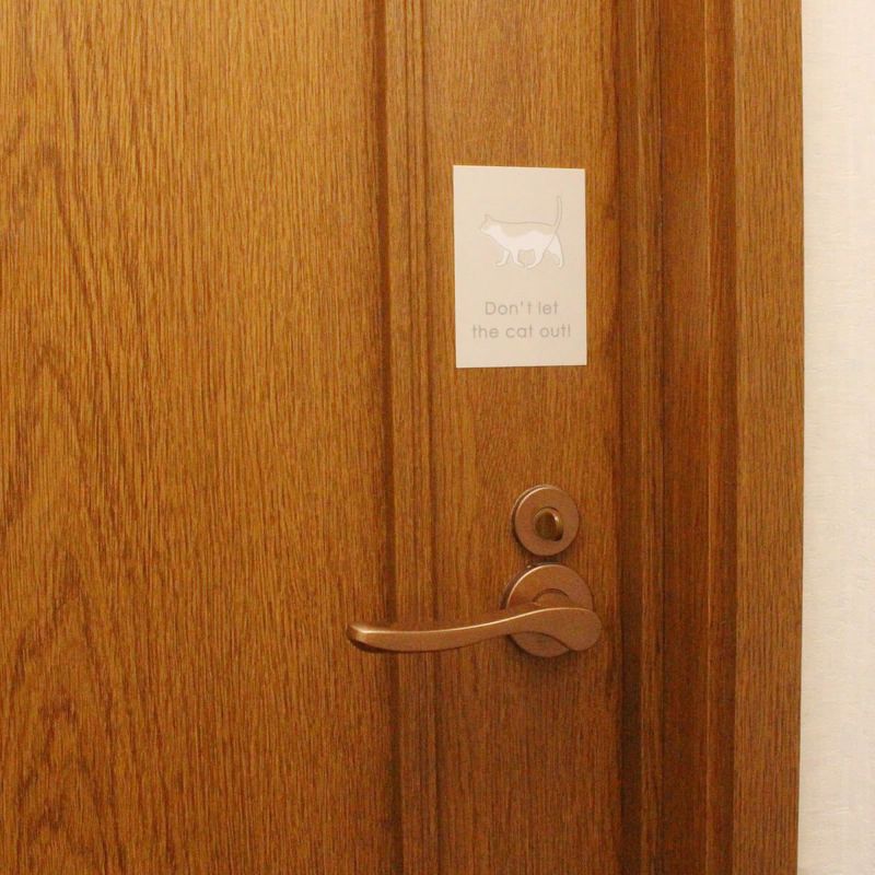 玄関に繰り返し貼ってはがせる特殊素材で便利。飛び出し防止ステッカードアネコいます