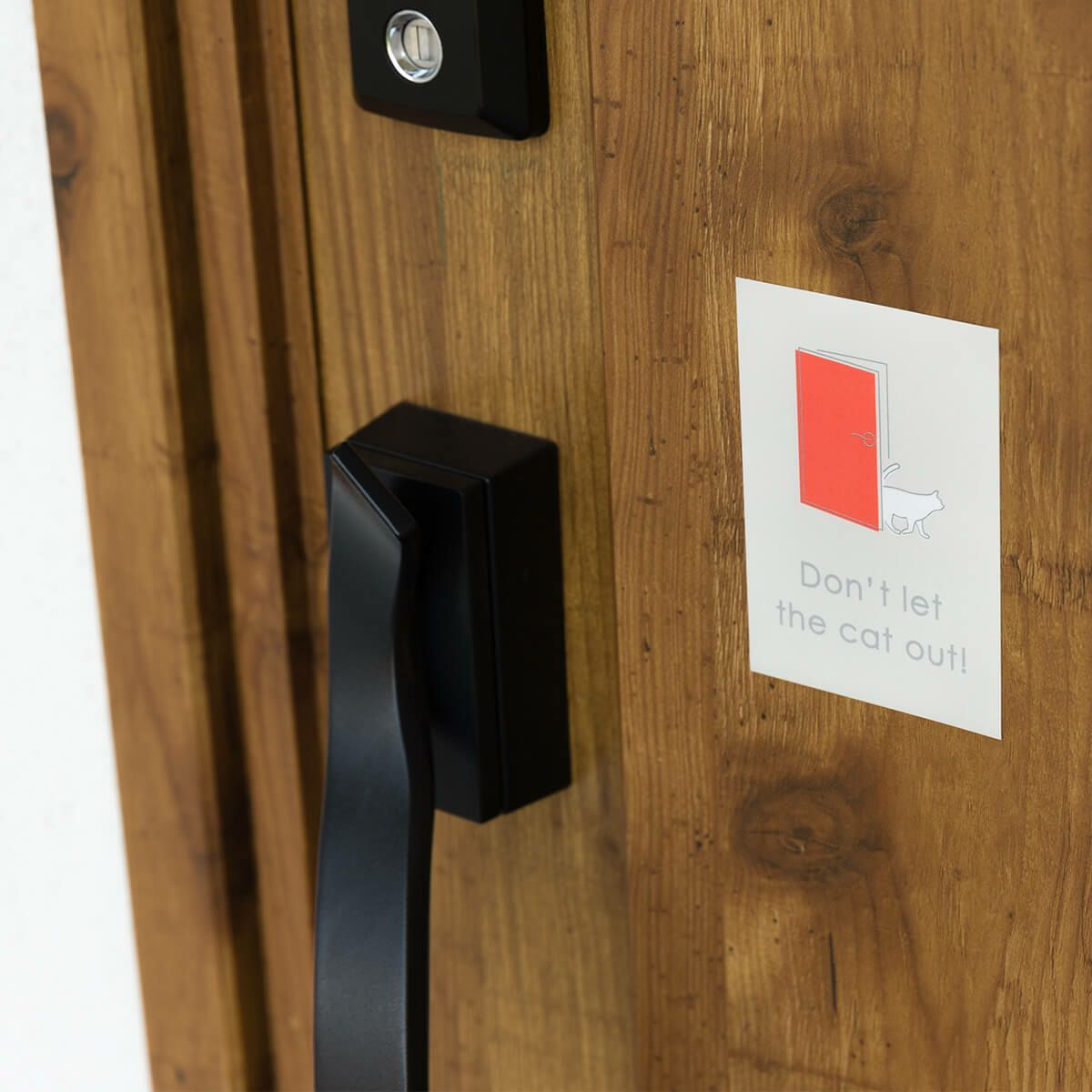 玄関に繰り返し貼ってはがせる特殊素材で便利。飛び出し防止ステッカードアネコいます