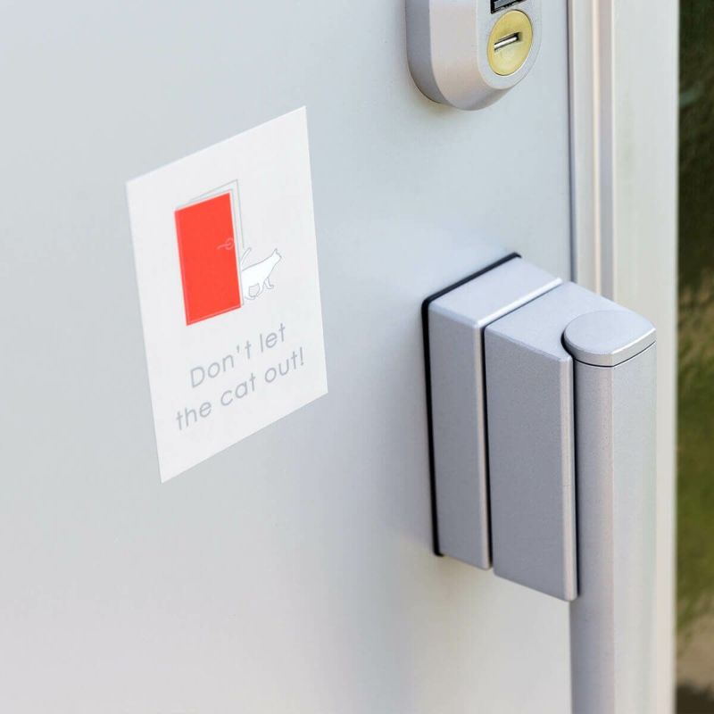 玄関に繰り返し貼ってはがせる特殊素材で便利。飛び出し防止ステッカードアネコいます