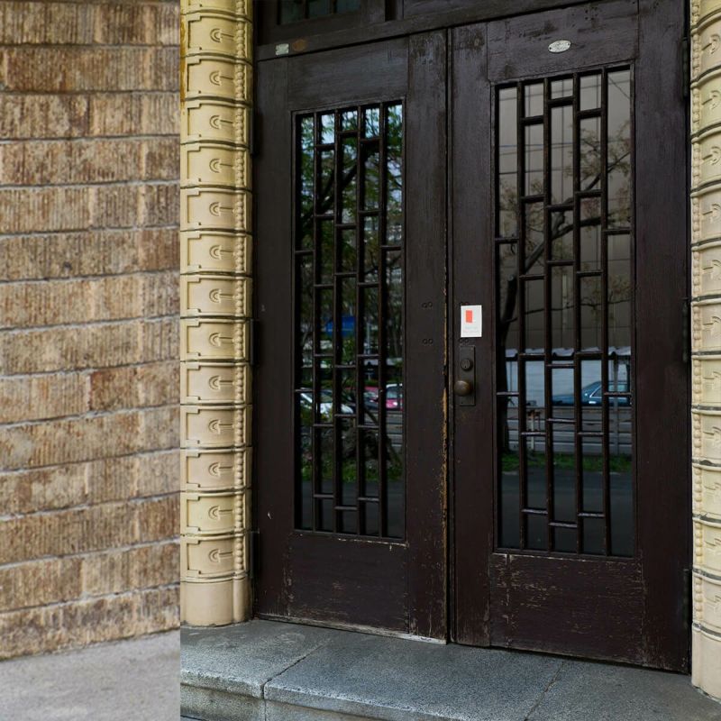 玄関に繰り返し貼ってはがせる特殊素材で便利。飛び出し防止ステッカードアネコいます