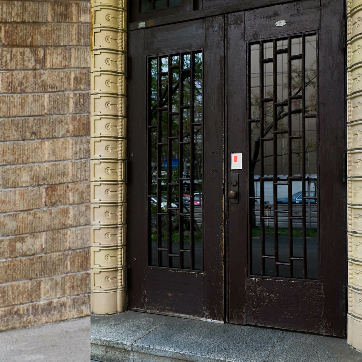 玄関に繰り返し貼ってはがせる特殊素材で便利。飛び出し防止ステッカードアネコいます