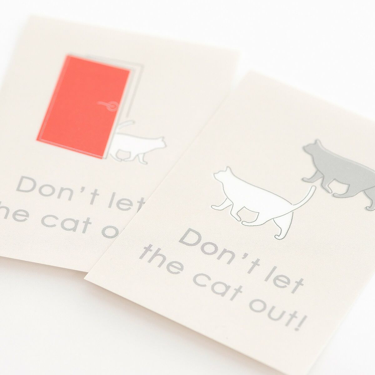 玄関に繰り返し貼ってはがせる特殊素材で便利。飛び出し防止ステッカードアネコいます