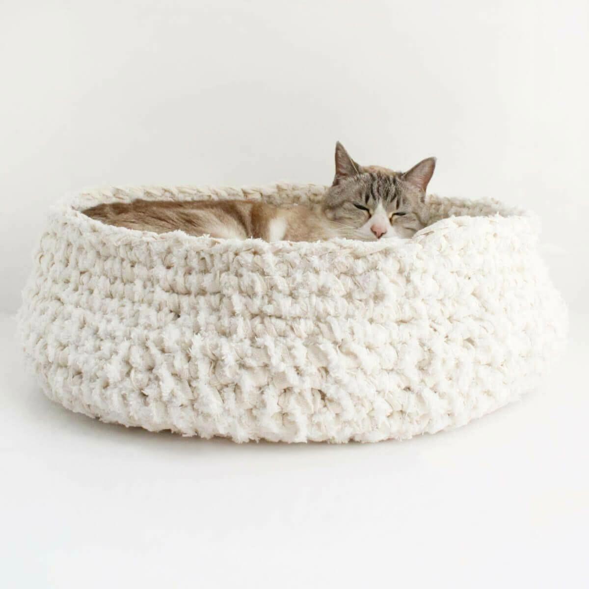 広島県産デニムを岩手の裂き編み職人が手編みした国産猫用ベッド、あみあみベッド