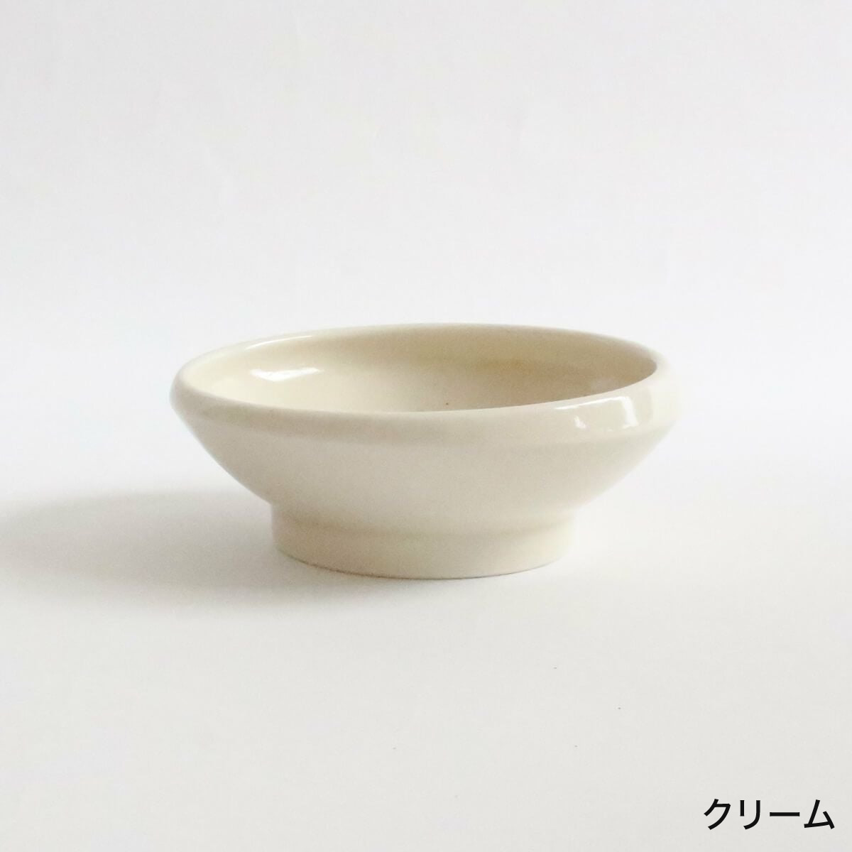 インテリアに馴染むナチュラルでシンプルなクリームカラーの猫用食器