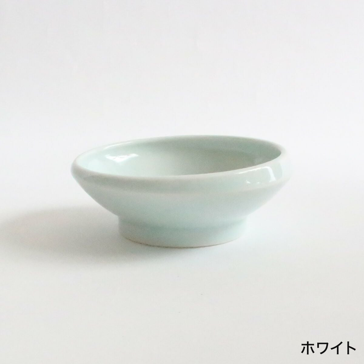 インテリアに馴染むナチュラルでシンプルなホワイトカラーの猫用食器