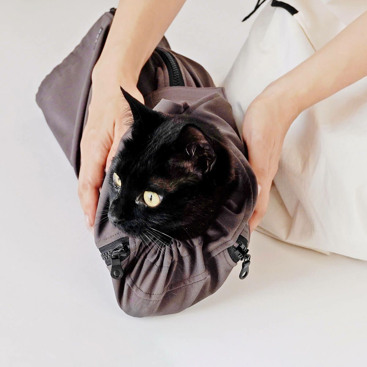 ネコのストレスを軽減し、飼い主さん一人でも保定できる、特許技術のネコ用保定袋ねこずきのおくるみ