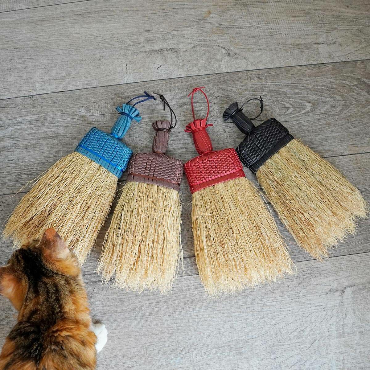 無農薬のホウキだからネコが舐めても安心。猫用ブラシなでねこ