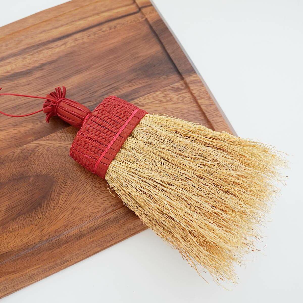 無農薬のホウキだからネコが舐めても安心。猫用ブラシなでねこ