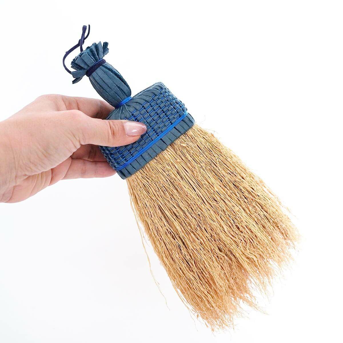 無農薬のホウキだからネコが舐めても安心。猫用ブラシなでねこ