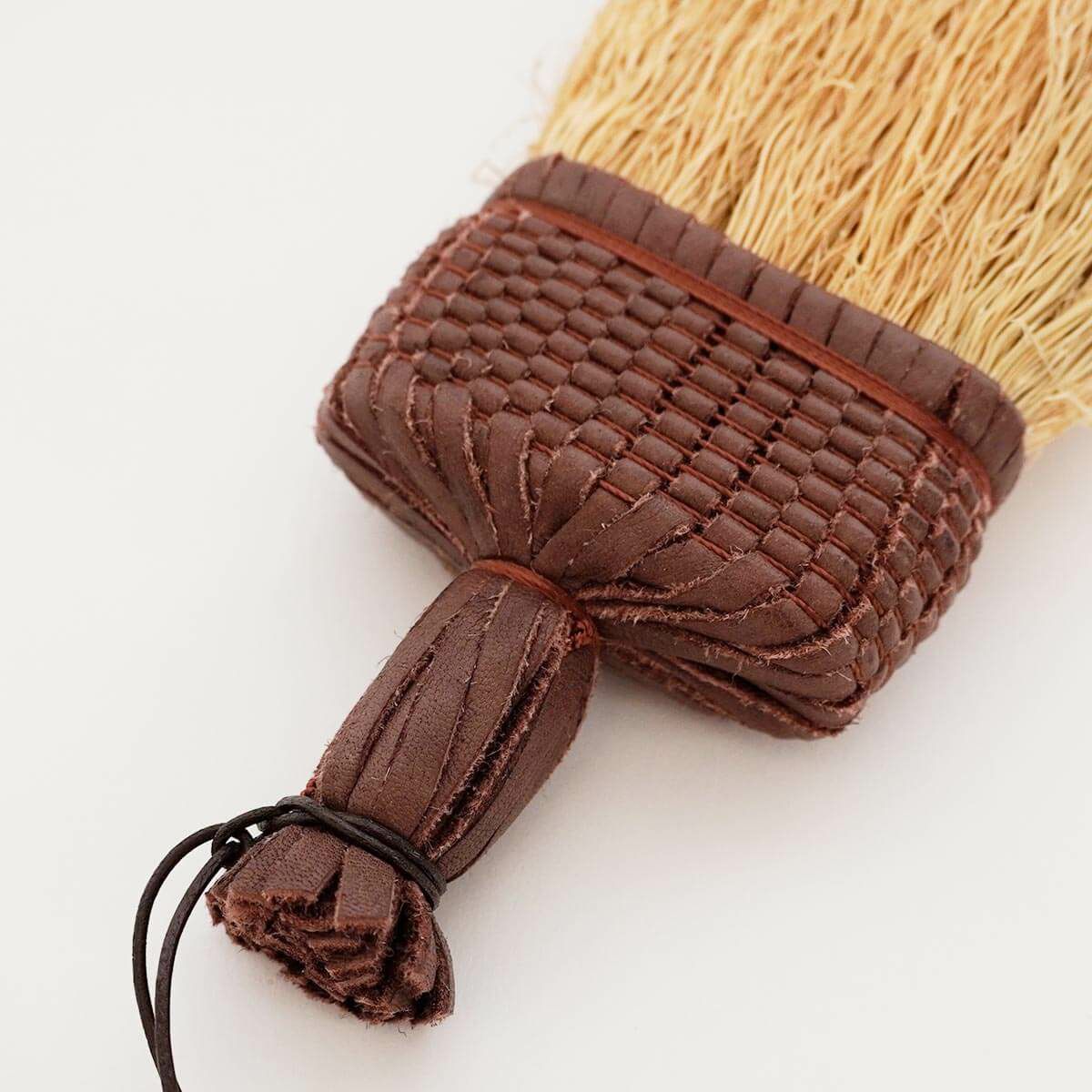 無農薬のホウキだからネコが舐めても安心。猫用ブラシなでねこ