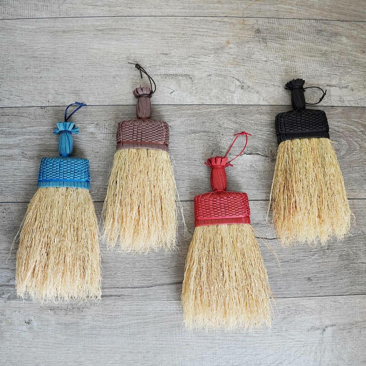 無農薬のホウキだからネコが舐めても安心。猫用ブラシなでねこ