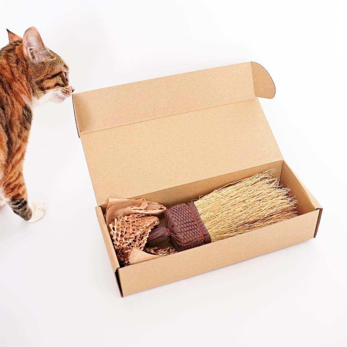 無農薬のホウキだからネコが舐めても安心。猫用ブラシなでねこ